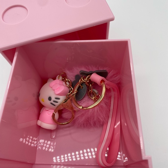 Hello Kitty Keychain & Storage box set - Picture 4 of 6